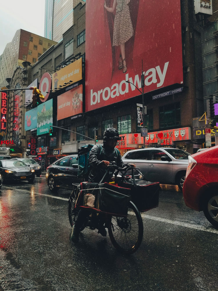 Livreur à vélo sous la pluie à New York 