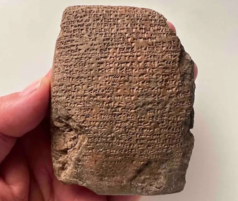 Tablette cunéiforme bilingue découverte à Büklükale. Photo Kimiyoshi Matsumura, Japanese Institute of Anatolian Archaeology